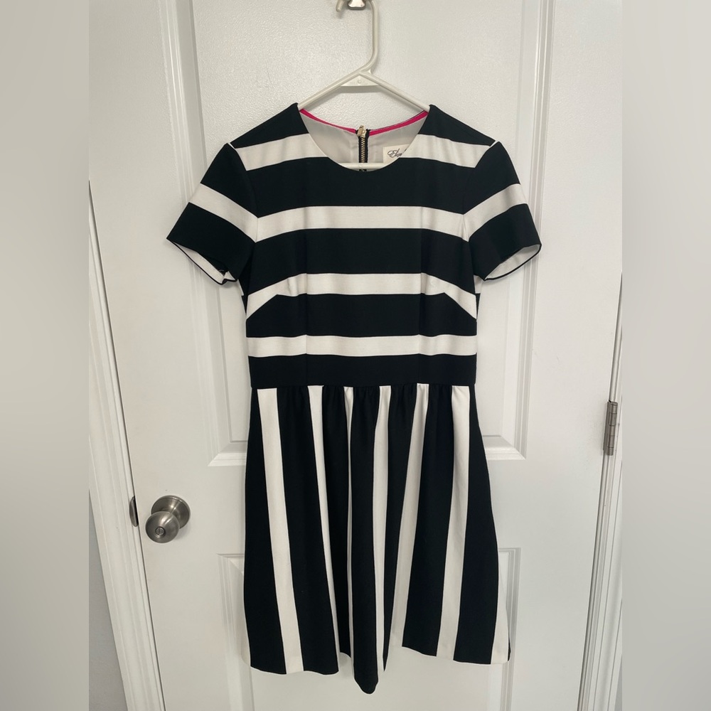 Eliza J A-Line dress w pockets ! Black & white! Fitted waist zipper back! Size m